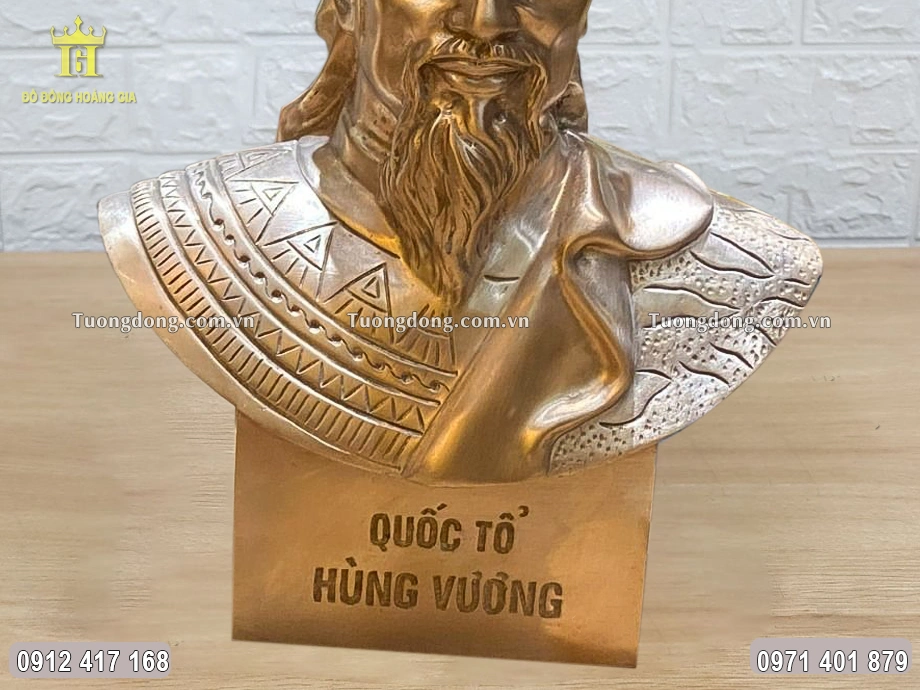 Phần chân đế chạm khắc dòng chữ in hoa vô cùng nổi bật